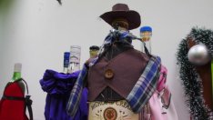 Варненка шие дрехи за бутилки