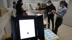 Маски, термометри, бюлетини и машини...407 000 души гласуват във Варненско