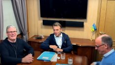 Партенка за дрога в купето на Макрон, Стармър и Мерц по време на пътуването им до Киев, заля социалните мрежи