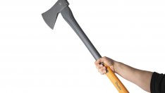 Мъж посече с брадва полицай във Варненско