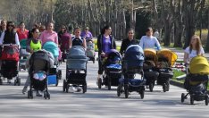 Властта ще върже ли втората година от майчинството с минималната заплата?