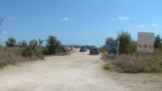 Превърнаха дюни край Варна в паркинг