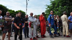 Хиляди си вземат последно сбогом с Тодор Славов (СНИМКИ)