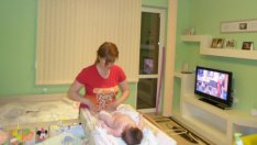 Детегледачка ограбва домовете на семейства