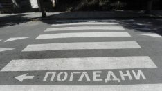 Кола блъсна майка с двете й деца на пешеходна пътека