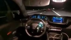 Бутилка във волана на колата! Автопилот ли? Канавката те зове (ВИДЕО)