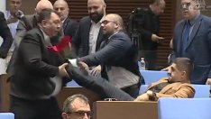 Екшън в парламента! Депутати се псуваха и удряха