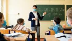 Учениците от 6 и 11 клас се връщат в класните стаи