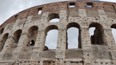 Хванаха наша ученичка да драска по Колизеума