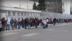 Опашка от желаещи да гласуват се изви пред руското посолство (ВИДЕО)