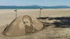 Чужденци изваяха лика на Ботев на плажа