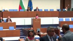 Спорове и скандали в НС пред варненски ученици