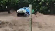Бедствие: Ботуня преля, отнесе мостове, коли и камиони (ВИДЕО)