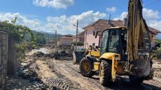 Държавни служители и доброволци заедно се борят с щетите от бедствието (СНИМКИ)