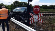 Влак отнесе кола, оставена от двама 18-годишни между бариерите на прелез