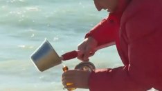 Министър лично провери водата в Черно море след разлива в Керченския проток