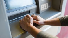 Тревожни данни от БНБ: Спестяванията до 10 бона в банките намаляват