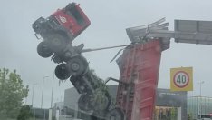 Мегатрон ли е това? Зрелищна катастрофа с камион на изхода на Пловдив (ВИДЕО)