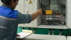 Клиент би с дъска служител на енергото