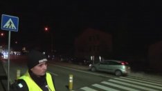 Пребиха полицайка, помагала на ученици да пресекат