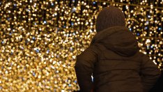 Община Варна се похвали с изцяло нова коледна украса в центъра (СНИМКИ)