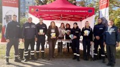 Пожарникари показват на ученици във Варна как да реагират при бедствия