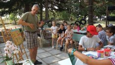 Деца рисуват фантастични и истински орхидеи с Орхидееното общество