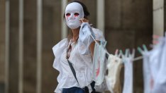 Лена, Денков и Божанков на протест срещу религията в училище СНИМКИ