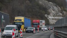 Натоварено е движението по основни пътища у нас