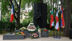 Почетоха паметта на Шарл Азнавур във Варна