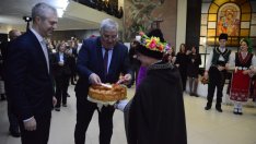 Коледари внесоха празнично настроение на сесията на ОбС-Варна