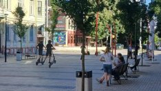 Тротинеткаджии превърнаха в писта центъра на Добрич (СНИМКИ)