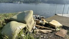 Боклуци повредиха ферибота в Белослав