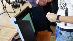 Младите бързат, бабите се туткат - третият експеримент с машините за вота