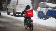 Майка с дете, разнася храна с велосипед във Варна