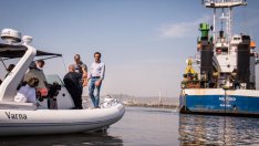 Кандидат-депутати акостираха с лодка във Варнeнското езеро (СНИМКИ)