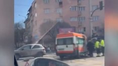 Баба с джип блъсна линейка, вътре имало майка с бебе (ВИДЕО)