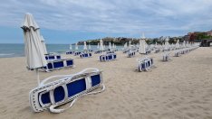 Актуалните цени на плаж '22-ра: Чадърът с двата шезлонга – 25 левчета