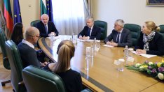 Главчев се срещна с близки на отвлечените български моряци от кораба Galaxy Leader