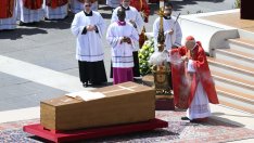 Бедни посрещнаха останките на папата в "Санта Мария Маджоре"