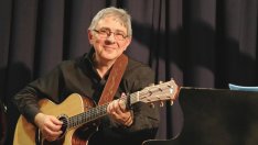 Хайго представя книги с китара във Варна