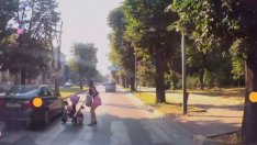 Безсмъртни BMW-ейци? На косъм да отнесе майка с количка във Варна