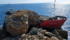 Азотни торове изтичат от килнатия кораб край Камен бряг