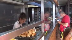 Непълнолетни с работа по морето - бармани, сервитьори... Договори?