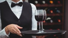 Заплата за сервитьор по морето - до 2 000 лв.!