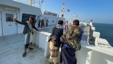 Хутите превърнаха пленения кораб с български моряци в туристическа атракция