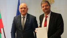 Увеличават учителските заплати с нови 8,4%