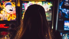 Мъж от Разград отиде на казино с приятелката си във Варна, профука всичко и ограби човек на улицата