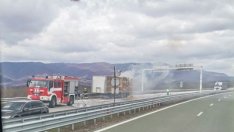 Камион със слама лумна на АМ "Хемус"