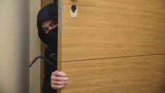 Младеж открадна телефон от къща в Близнаци